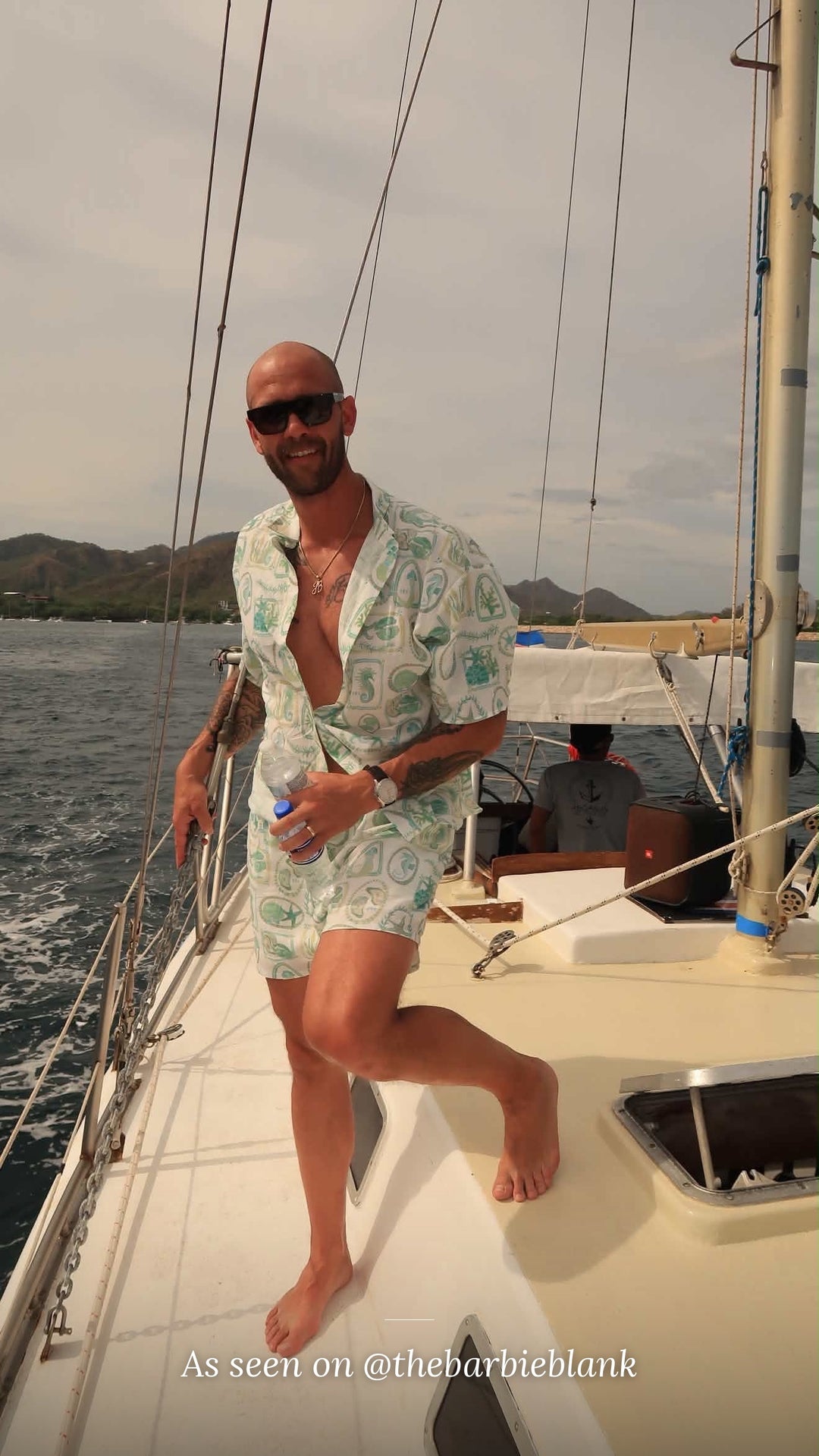 As seen on @thebarbieblank – man wearing the Paradiso linen shirt and shorts set on a sailboat